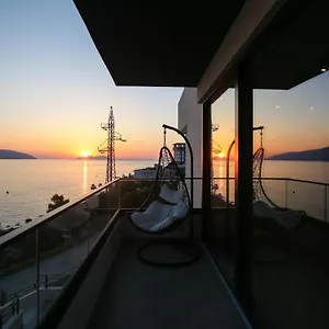 Aparthotel Sunny Hill, Radhimë