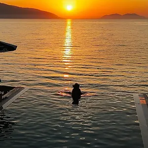 Hotel Dukes Albania, Radhimë