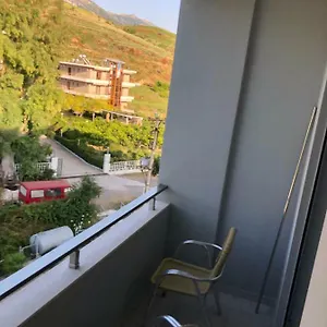 Hotel Divers, Radhimë